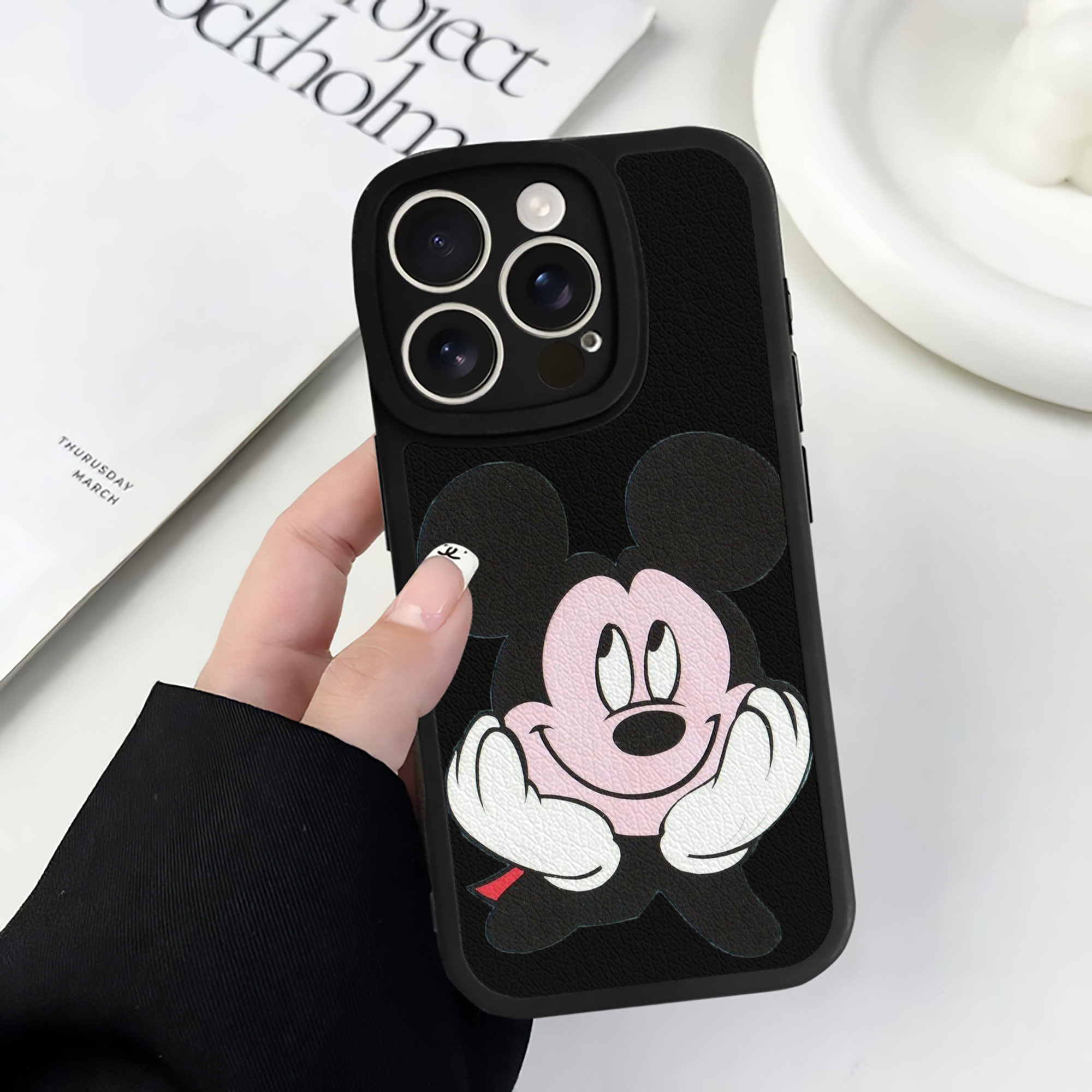 （画像用） ミッキーマウス Mickey Mouse 【iPhone 16シリーズ対応】シリコンスマホケース（レザー調） 材質：シリコン